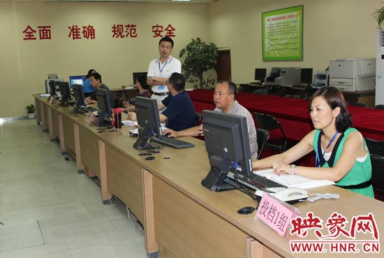 今年我省高招錄取工作正在平穩(wěn)正常開展，圖為投檔組工作人員。