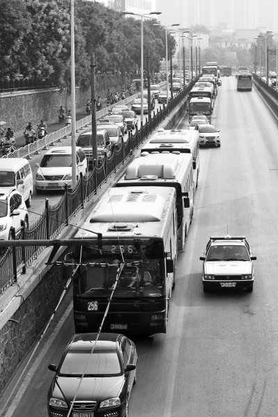 大量的機動車由京廣路向北前行，右拐后涌上中原路地下道。