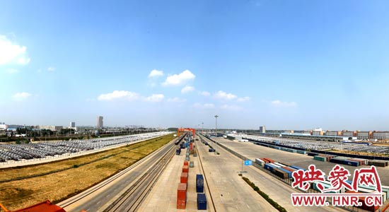 鄭州鐵路集裝箱中心站內(nèi)，滿載貨物的國際班列從這里開出。段晉哲/攝