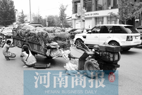 兩車相蹭后，小陳與妻子慌了神