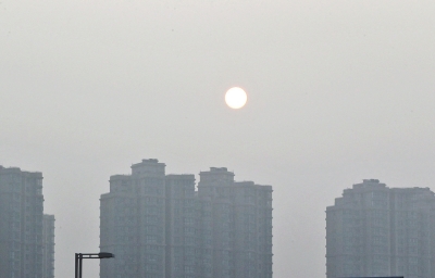 昨天，鄭州市區(qū)，霧霾遮擋的太陽像個(gè)月亮。