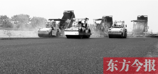 鄭州通航試驗(yàn)區(qū)上街機(jī)場(chǎng)的改擴(kuò)建工程正在緊張施工，寬闊的跑道已經(jīng)基本竣工