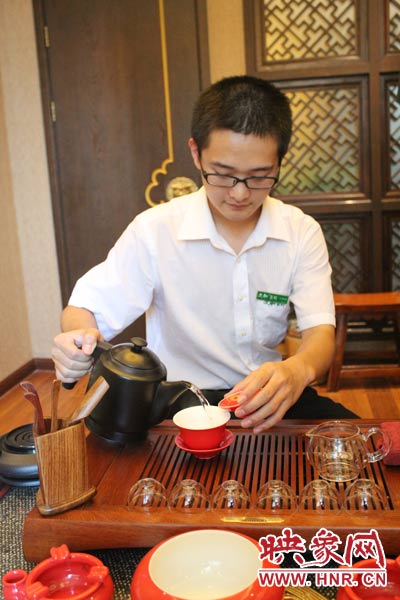 1、水壺里的水煮沸，李克勤把茶葉放進(jìn)茶荷里，準(zhǔn)備溫杯沖茶