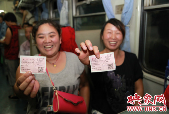 進(jìn)疆棉農(nóng)展示前往烏魯木齊的車票。
