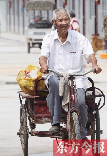 83歲的胡新有老人每天下午都騎著三輪車出門撿廢品，換的錢都捐了出去