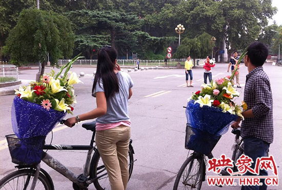 在鄭州大學(xué)南校區(qū)，有不少學(xué)生三五成群，手捧鮮花。