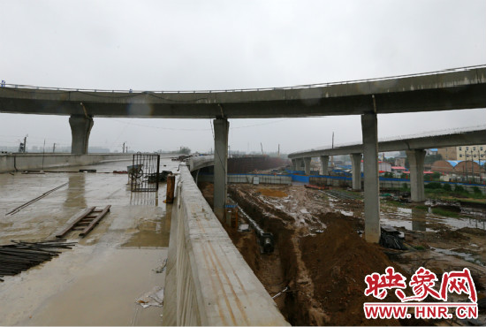 京廣快速路二期北延工程北三環(huán)京廣路立交橋雛形顯現(xiàn)。
