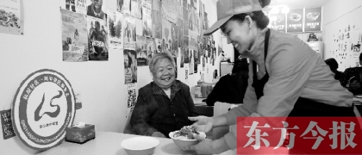 9月29日，輕院社區(qū)的“空巢老人”荊阿姨在一家飯店免費(fèi)吃午餐