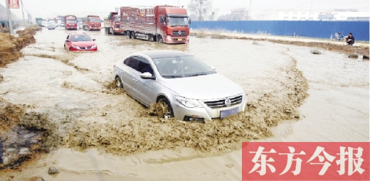 昨日的水坑現(xiàn)場(chǎng)，“坑車(chē)”的情況仍在繼續(xù)上演