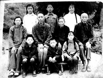 1970年，何兆勝一家人在荊門合影，中排左二為何兆勝。