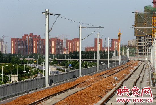 現(xiàn)代化的城際鐵路為日新月異的城市發(fā)展帶來了新的活力。