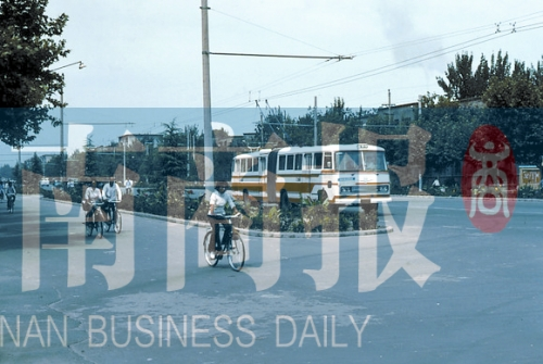 1983年的建設(shè)路，已經(jīng)有了電車