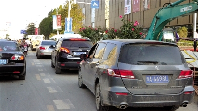 中原路華山路口，花壇擋了進入地下商場的車流