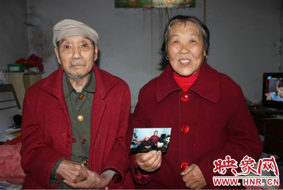 兩位老人的心愿就是能有一張金婚照。