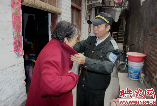 一馬路社區(qū)的巡防隊(duì)員們經(jīng)常前來幫助老人。
