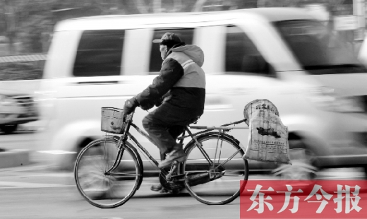 昨日，鄭州市中州大道上，穿梭于車流中上崗的環(huán)衛(wèi)工