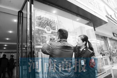 市民正在掃描二維碼，加關注