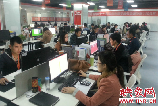 河南省電子商務(wù)產(chǎn)業(yè)園里，電商運(yùn)營商河南杰夫成交3500萬元，其中淘寶河南館占了七成。
