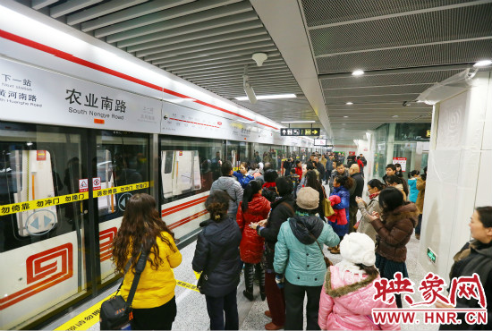 鄭州地鐵1號(hào)線載客量日均達(dá)22萬(wàn)人次。
