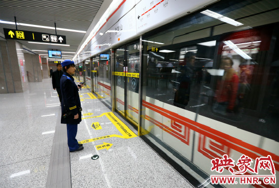 自11月29日起，鄭州地鐵將進(jìn)一步縮短行車間隔。