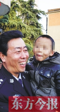 林州市公安局長趙峰抱著滿臉笑容的曉宇（化名），也露出了笑容