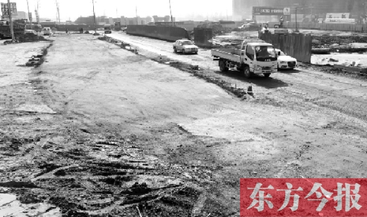 昨日，今報連續(xù)報道的鄭州南四環(huán)柴郭轉(zhuǎn)盤附近的大坑已基本填平