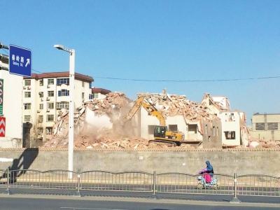 航海路秦嶺路口的閆垌村拆遷現(xiàn)場，看不到防塵措施。