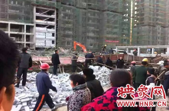 圖為事故現(xiàn)場情況，當?shù)厝罕姽﹫D。