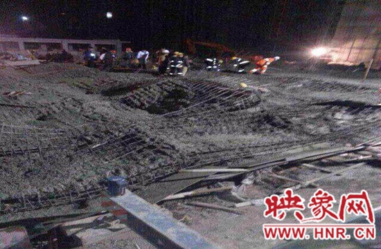 圖為事故現(xiàn)場情況，當?shù)厝罕姽﹫D。