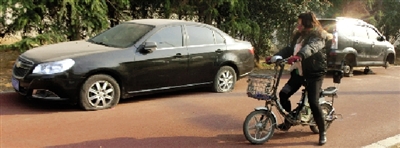 緊臨西三環(huán)一小區(qū)門口停的轎車，8輛車車胎被扎