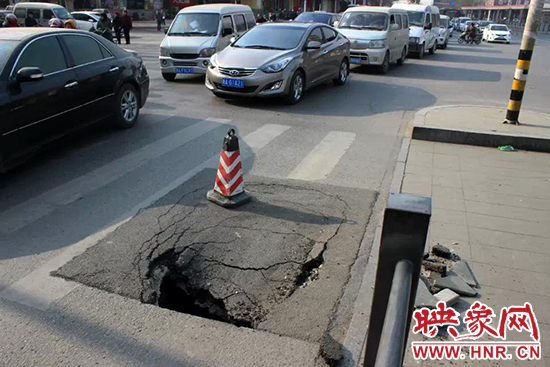 南陽路農(nóng)業(yè)路出現(xiàn)深坑，近看是因為瀝青充當(dāng)窨井蓋所致