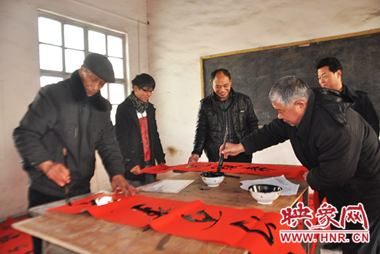 鞏義市魯莊鎮(zhèn)農(nóng)民書法愛好者正在寫春聯(lián)。