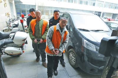 倆刑釋男子，冒充“富二代”，微信搜附近的人，專搶出入娛樂場(chǎng)所女性
