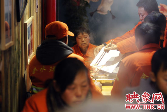鄭州黃河路衛(wèi)生路附近一家火鍋店，宴請130名環(huán)衛(wèi)工人吃火鍋。