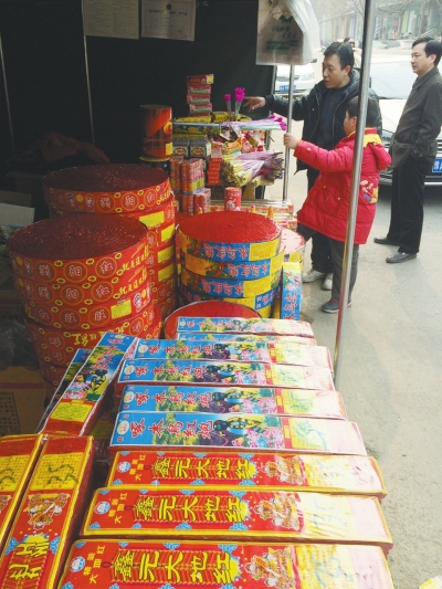一家鞭炮攤兒前，只有少數(shù)人駐足購買。