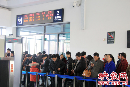 鄭開(kāi)城鐵列車(chē)晚點(diǎn)致旅客滯留 疑因線路上掛落異物