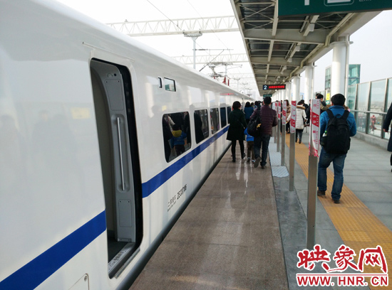 鄭開(kāi)城鐵列車(chē)晚點(diǎn)致旅客滯留 疑因線路上掛落異物