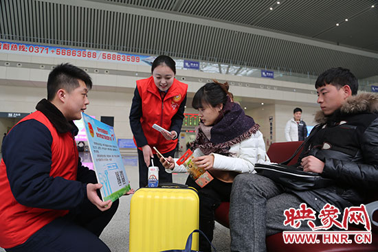 邀請(qǐng)旅客掃二維碼參加活動(dòng)。