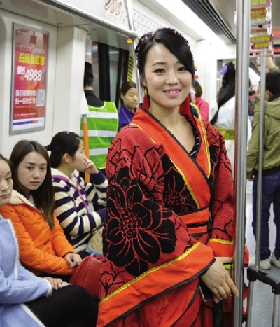 地鐵內驚現(xiàn)漢服美女