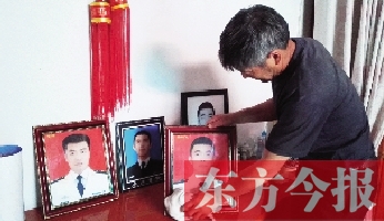 沉浸在悲痛之中的魯有海，擦拭著孩子的遺照