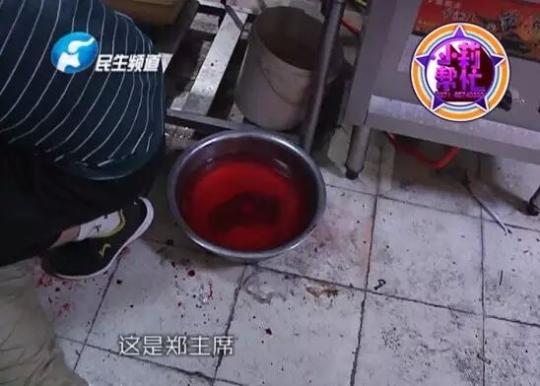 老板竟突然在廚房內(nèi)割腕自殺!發(fā)現(xiàn)意外情況后，小莉趕緊對(duì)傷者進(jìn)行包扎，并撥打了120急救電話。