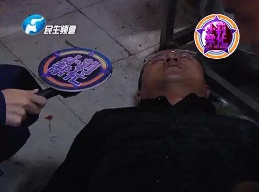 老板竟突然在廚房內(nèi)割腕自殺!發(fā)現(xiàn)意外情況后，小莉趕緊對(duì)傷者進(jìn)行包扎，并撥打了120急救電話。