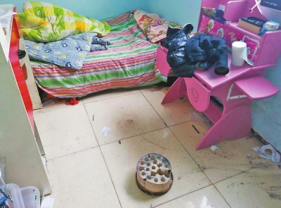 在理發(fā)店死者居住的臥室內，地上放有一個大煤球。