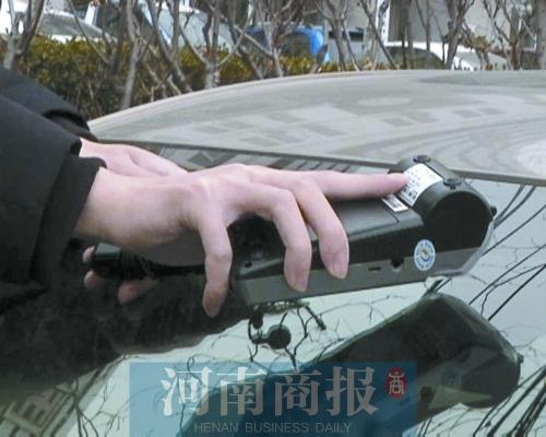 網(wǎng)傳POS機(jī)隔車窗能刷走ETC卡內(nèi)的錢 記者試驗求證