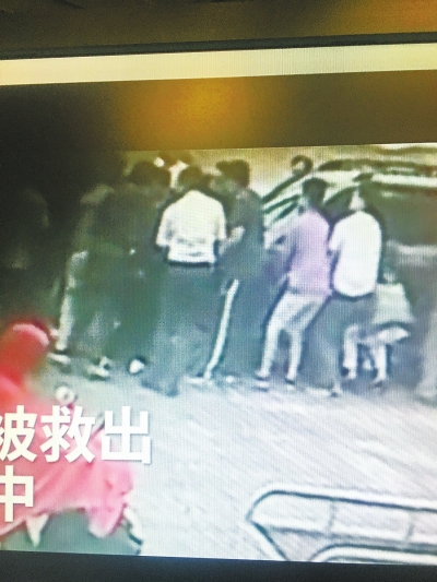 溫暖！女子鄭州街頭被卷入車底 大伙抬車施救