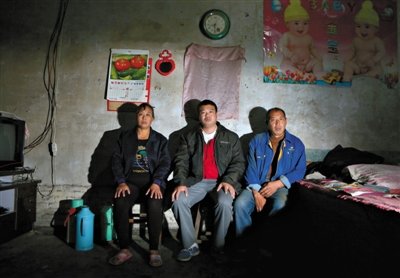 10月18日，自鋸病腿的鄭艷良所在的保定市清苑縣東臧村，有多家農(nóng)戶大病難醫(yī)，村民王新建（中）得了白血