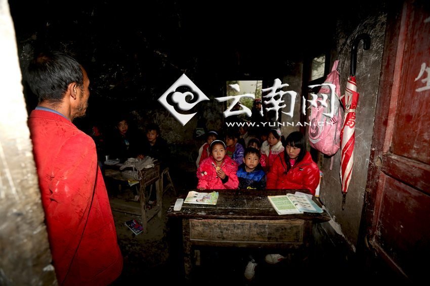 小學(xué)里只有兩個班，大點的孩子無法升入高年級，只得從一年級再讀起，就像復(fù)讀機。