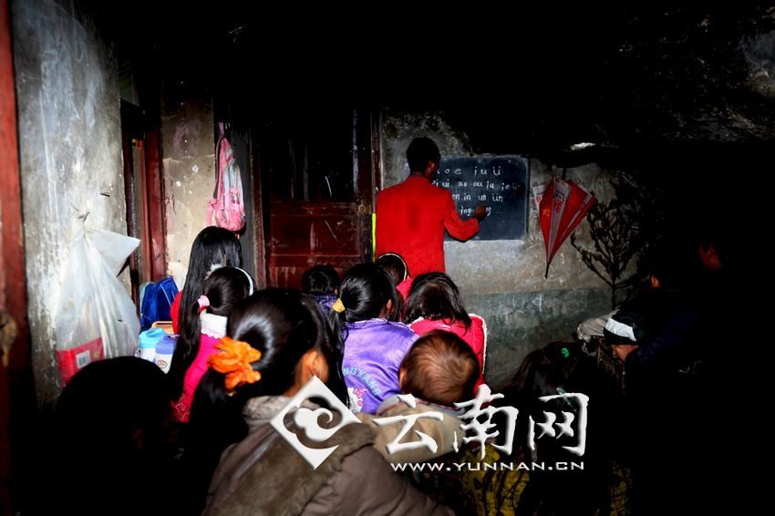 由于受到當(dāng)?shù)厝似缫?，大鍋圈的孩子們沒有外出求學(xué)的機會，只能在這樣的簡易房里學(xué)習(xí)
