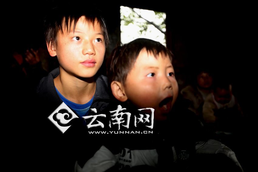 孩子認(rèn)真地跟著袁老師讀拼音。徐弘毅 攝