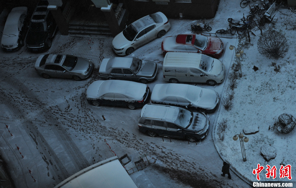 11月18日，沈陽街頭車輛被積雪覆蓋。